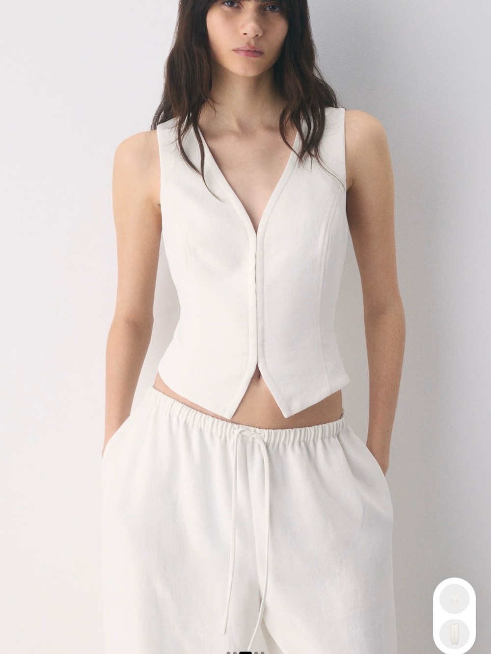 Aritzia Cream V-Neck Sleeveless Tailored Vest
